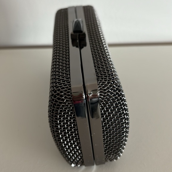 Metallic clutch with hidden straps - Picture 3 of 8